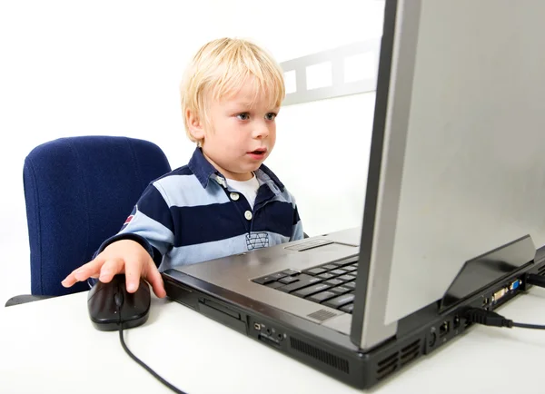 Ung pojke med laptop — Stockfoto