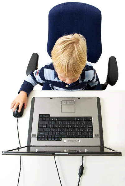Fiatal fiú használ laptop — Stock Fotó