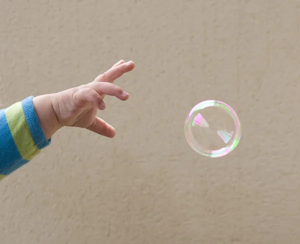 Alcançar a bolha — Fotografia de Stock