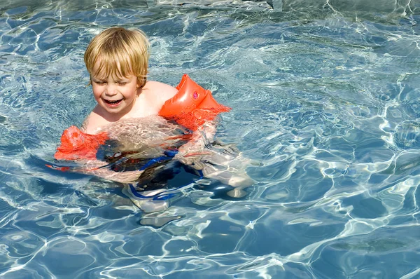 Poika uima-altaassa — kuvapankkivalokuva