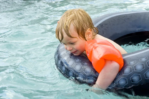 Плавательный мальчик — стоковое фото