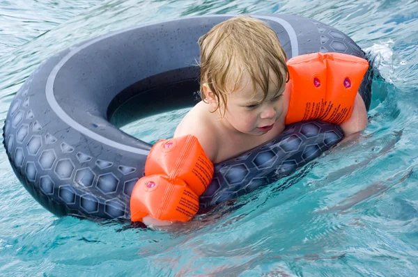 Мальчик в бассейне — стоковое фото