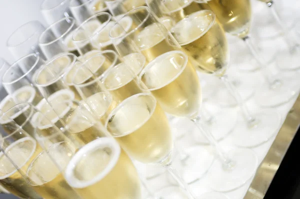 Поднос с бокалами для шампанского — стоковое фото
