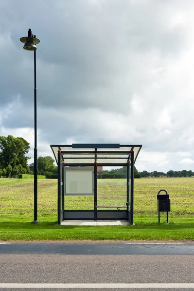 Пустая автобусная остановка — стоковое фото