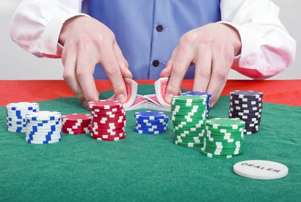 Usmívající se poker dealera — Stock fotografie