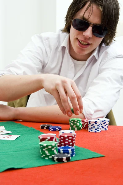 Jogador de poker inclinação completa — Fotografia de Stock