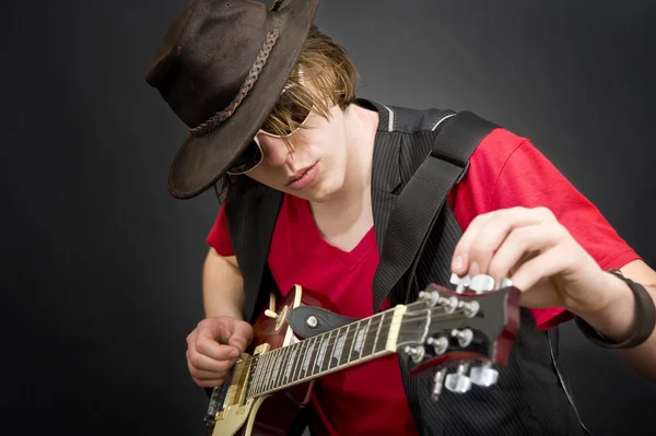 Sintonizar uma guitarra — Fotografia de Stock