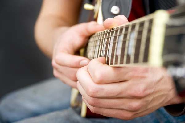 Руки гитариста — стоковое фото