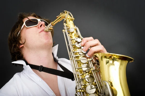 Hraje na saxofon — Stock fotografie