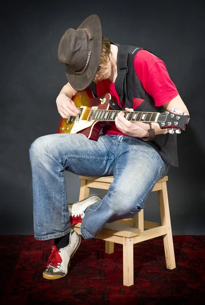ギター プレーヤーを座っています。 — ストック写真