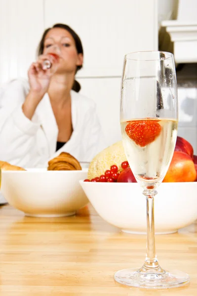 Champagnerglas mit Erdbeere — Stockfoto
