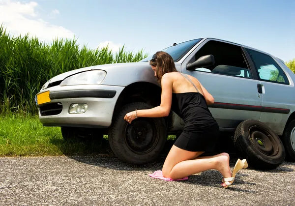 Changing a flat tire — Stock Photo, Image