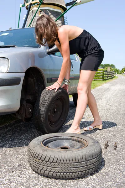 Mudar um pneu — Fotografia de Stock