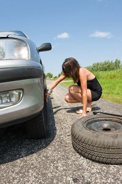 Changing a tire — Stock Photo, Image
