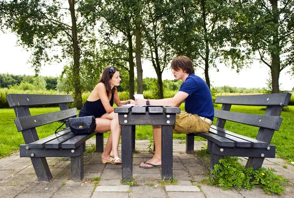 Para na stole piknikowym — Zdjęcie stockowe