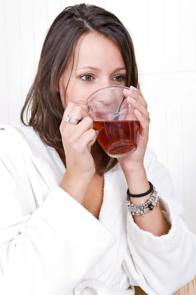 Mujer bebiendo té —  Fotos de Stock