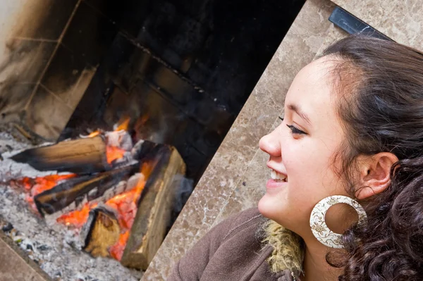 Jovem mulher junto ao fogo — Fotografia de Stock