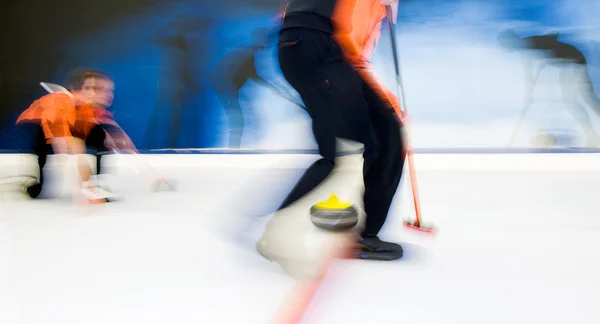 Leverera en curling-sten — Stockfoto