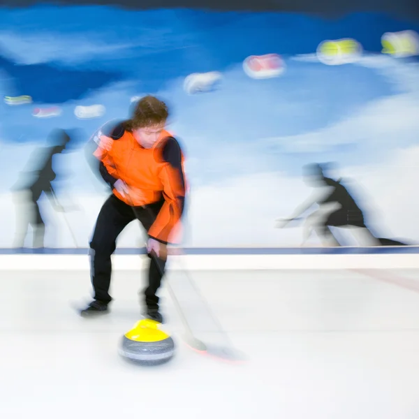 Curling, brooming — Stockfoto