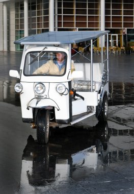 Güneş enerjili tuc tuc