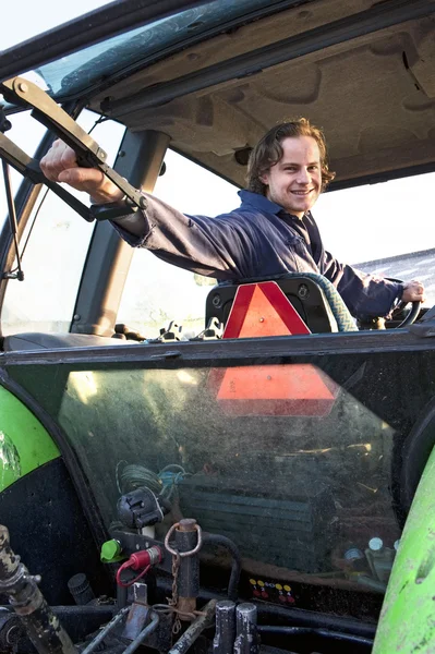 Boerderij hand in een tractor — Stockfoto