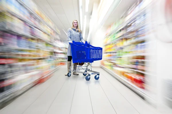 Žena v supermarketu — Stock fotografie