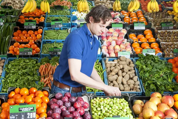 Grönsakshandlare på jobbet — Stockfoto