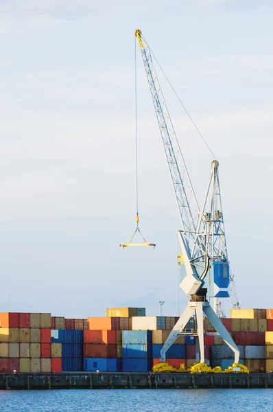 Stor fragtkran og containere i havn - Stock-foto