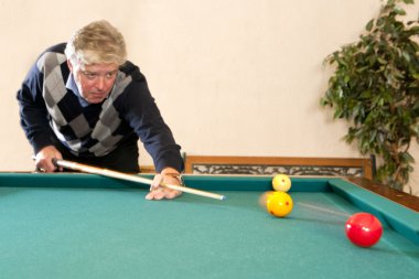 Bilardo oynarken