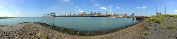 Панорама пирса и сталелитейного завода — стоковое фото