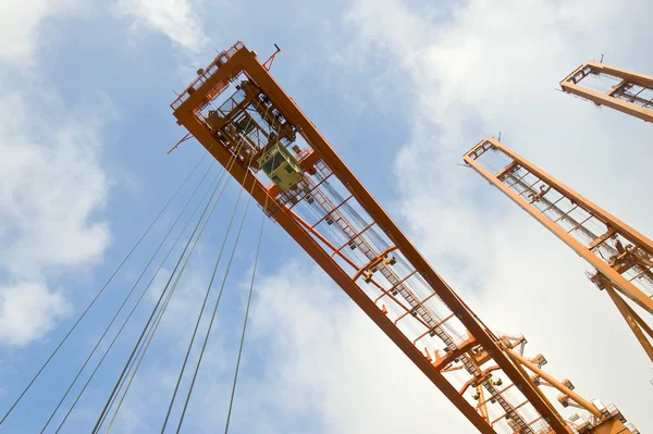 Harbor crane from below — Stock Photo, Image