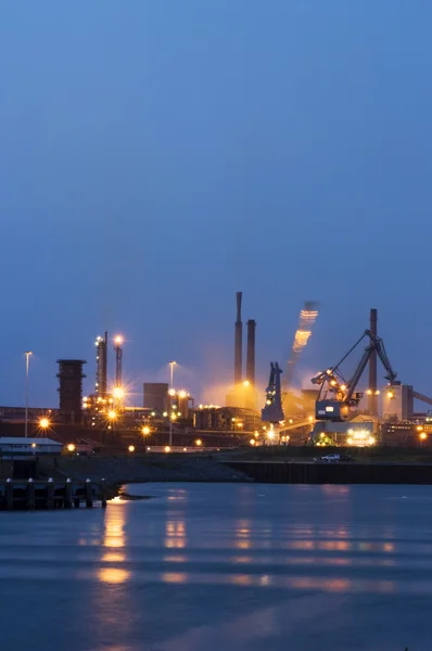 Actividades industriais durante a noite — Fotografia de Stock