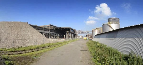 Промислові руїни і новий завод — стокове фото