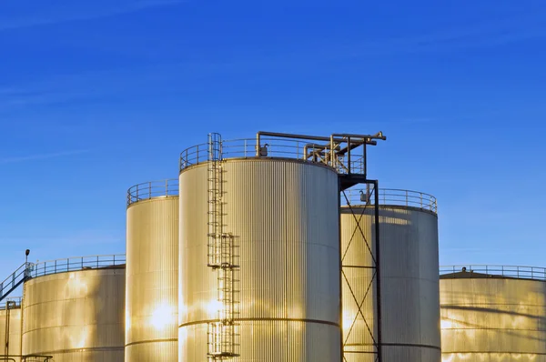 Rostfritt stål industriella silos — Stockfoto