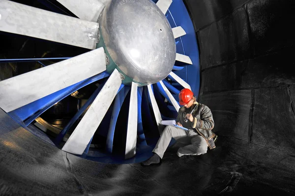 Trabajador de mantenimiento del túnel de viento — Foto de Stock