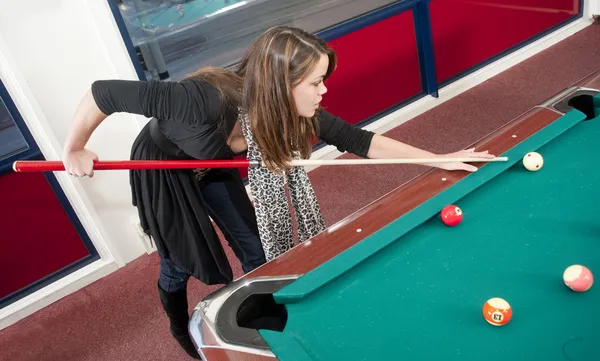 Kvinna som spelar pool — Stockfoto