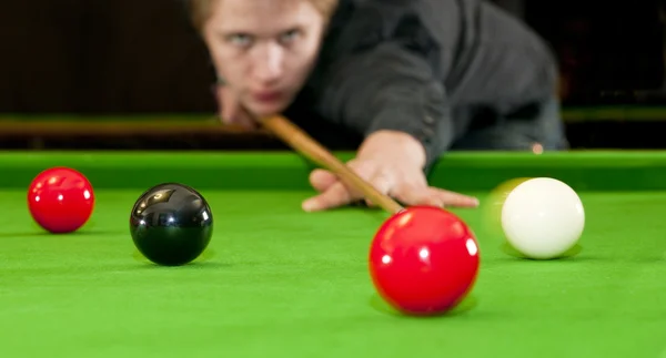 Playing snooker — Stock Photo, Image