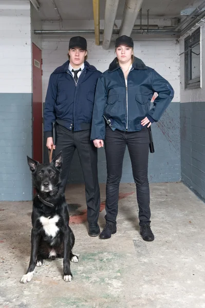 Oficiales de policía del escuadrón K9 — Foto de Stock