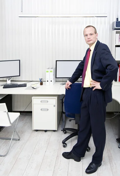 Manager in un ufficio con tende — Foto Stock