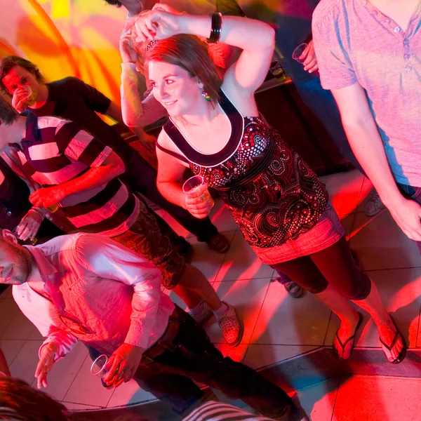 Dansende vrouw in een nachtclub — Stockfoto