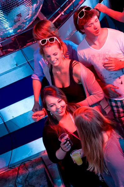 Fiesta en un club nocturno visto desde la cabina de DJ —  Fotos de Stock