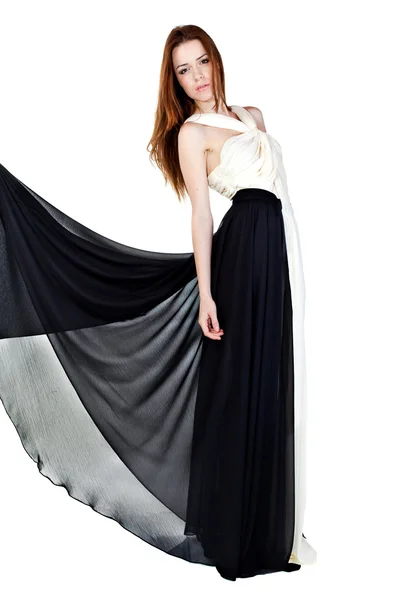 Женщина в элегантном платье на белом фоне позирует в модном фото . — стоковое фото