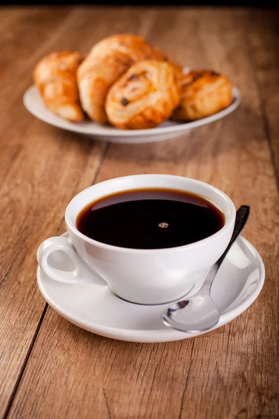 Nybryggt kaffe och croissant — Stockfoto