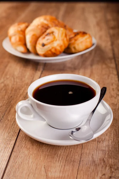 Caffè e croissant freschi — Foto Stock