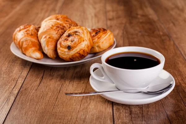 Čerstvá káva a croissant — Stock fotografie