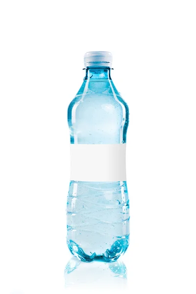 Бутылка воды на белом фоне — стоковое фото