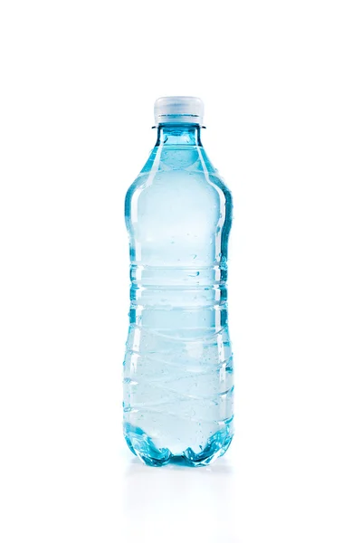 Botella de agua sobre fondo blanco —  Fotos de Stock