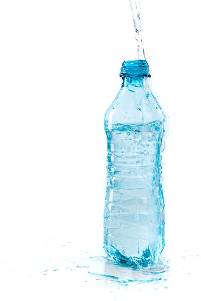 Beyaz arka planda su şişesi — Stok fotoğraf