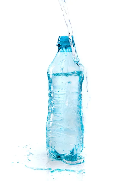 Botella de agua sobre fondo blanco — Foto de Stock