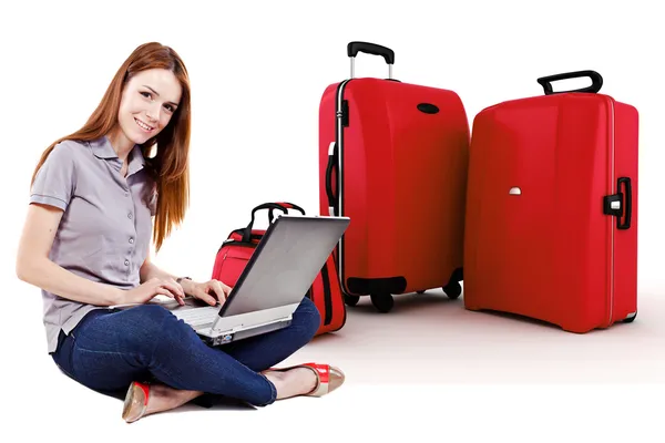 Jovem bonita viagem de planejamento on-line com bagagem 3d em segundo plano — Fotografia de Stock